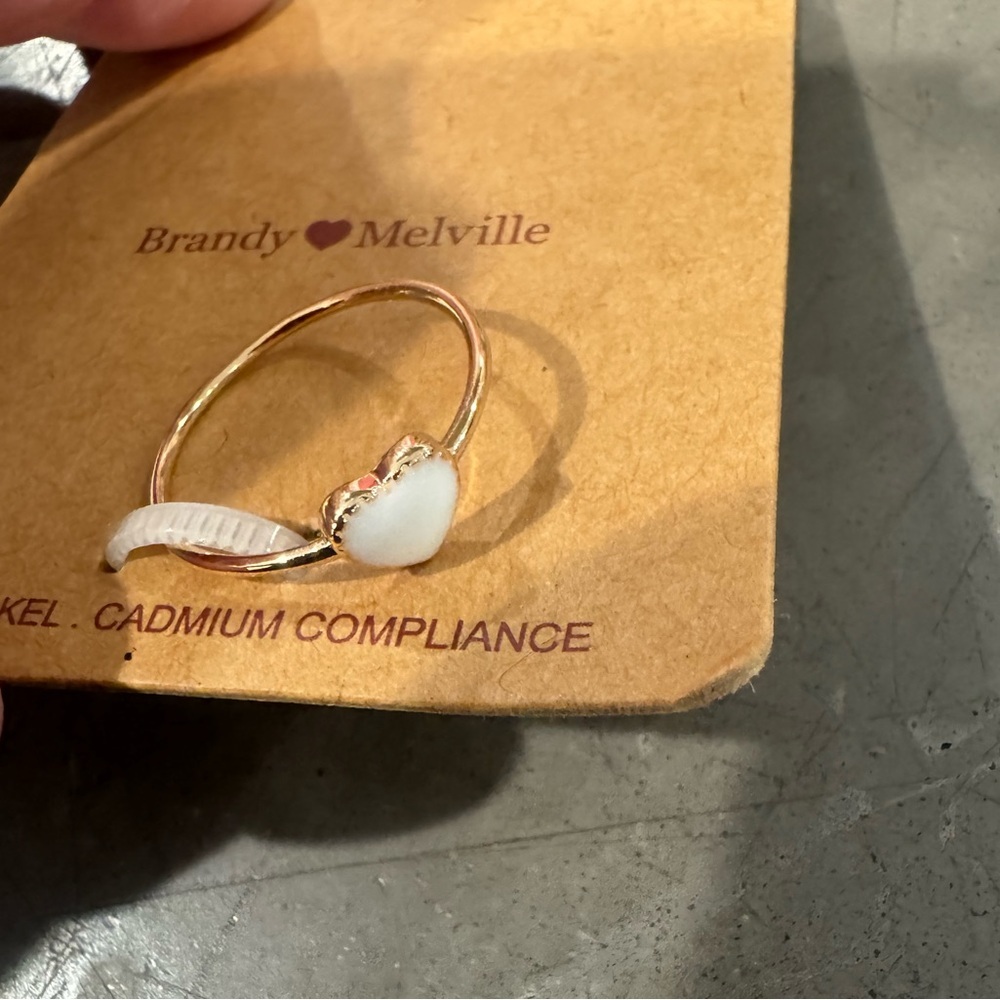 BRANDY MELVILLE White zipper Pouch with Cherry Print & white heart ring 🤍zoom in - Picture 6 of 7